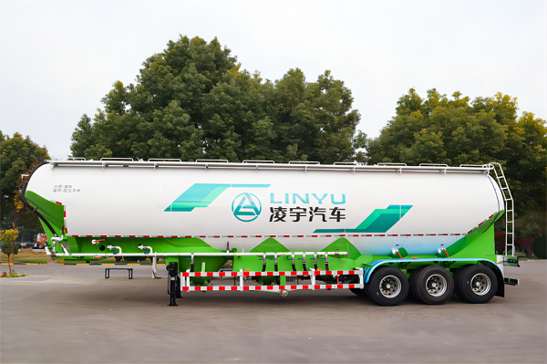 粉粒物料運(yùn)輸車(chē)的特點(diǎn)詳解！