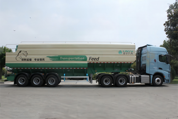 保障飼料運(yùn)輸安全！散裝雛禽飼料運(yùn)輸半掛車的特點(diǎn)及優(yōu)勢(shì)有哪些？
